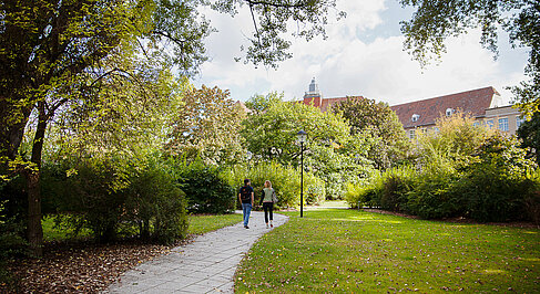 Zwei Studierende auf dem Campus Treskowallee