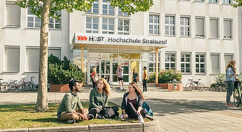 Studierende auf dem Campus in Stralsund